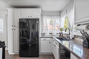 Microondas, lavavajillas, cafetera/tetera, utensilios de cocina