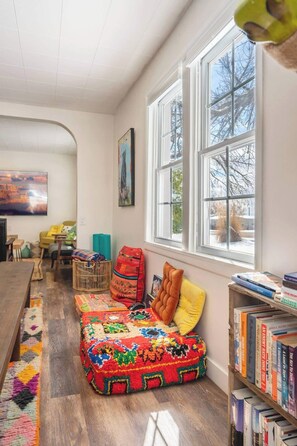 Televisión y oficina 