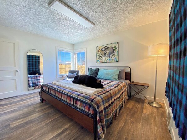 5 chambres, fer et planche à repasser, lit de bébé portatif