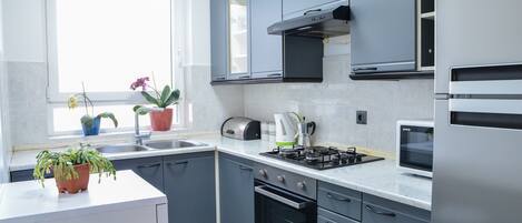 Kjøleskap, mikrobølgeovn, ovn og kokeplater