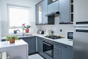 Frigorifero, microonde, forno, piano cottura