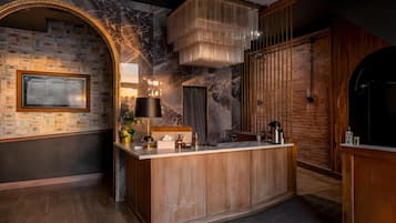 Eine moderne Küche mit Marmor-Spritzschutz, Holzschränken und einer eingebauten Kochinsel mit Spüle.