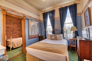 Suíte júnior, várias camas | 2 quartos, Wi-Fi de cortesia, roupa de cama