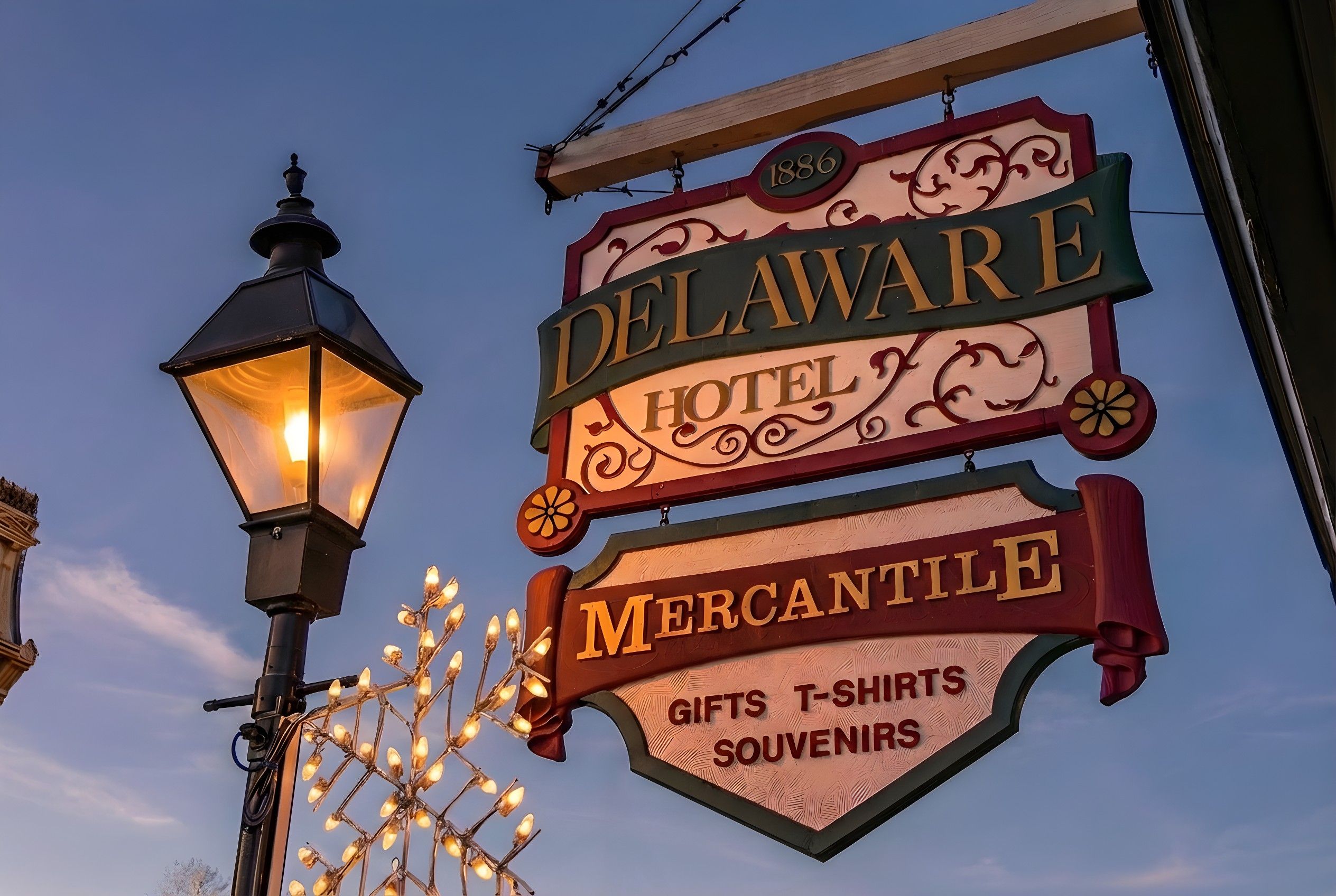 Señal de hotel con 'Delaware Hotel' y 'Mercantile', indicando una tienda de regalos.