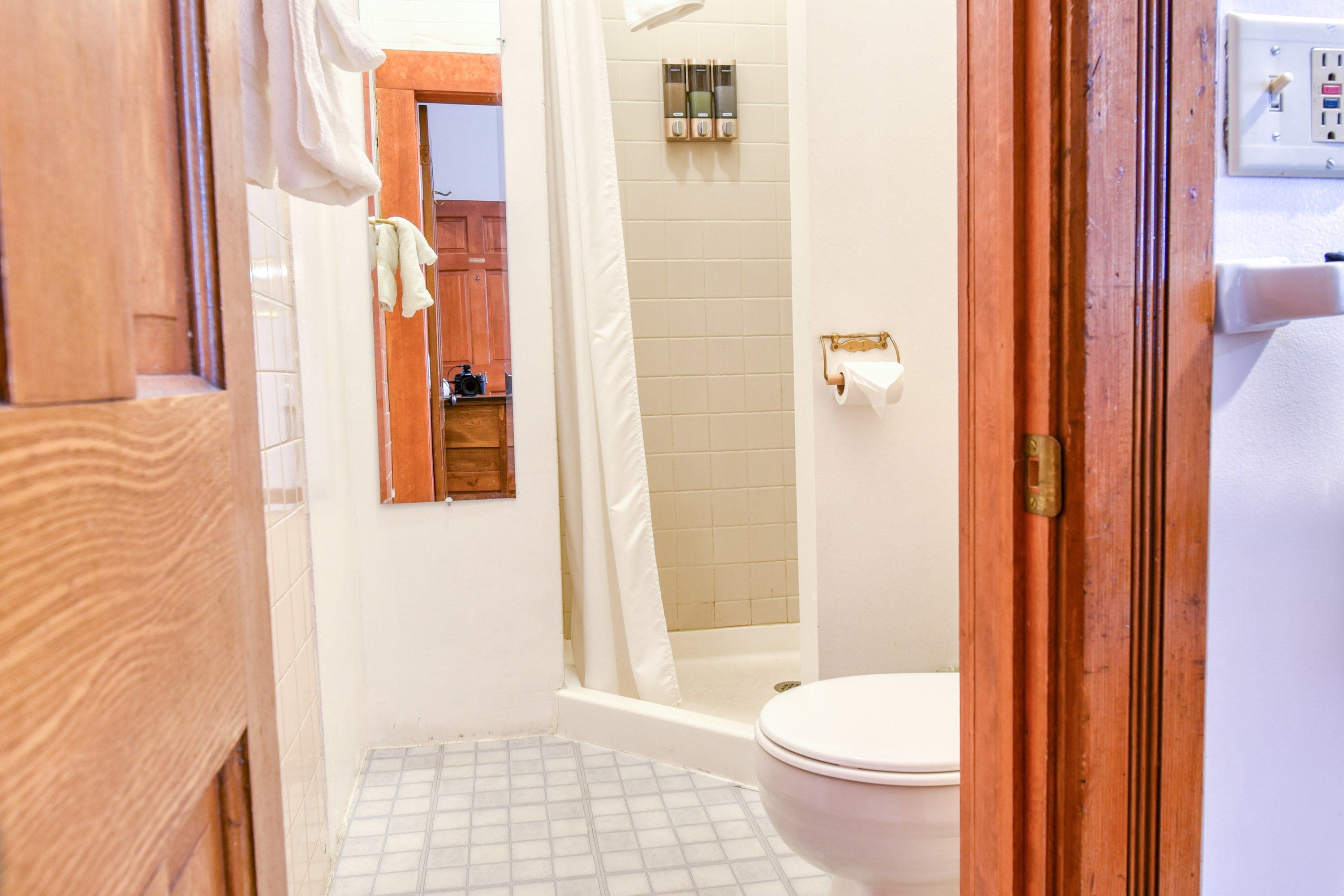 Un baño con inodoro, ducha y lavamanos.