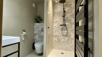 Regadera, toallas, papel de baño