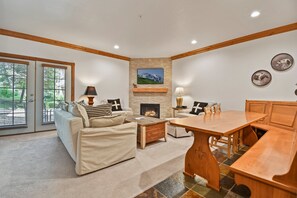 Smart TV, fireplace