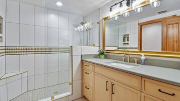 Ensemble douche/baignoire, baignoire à jets, sèche-cheveux