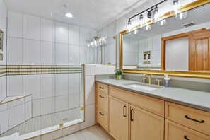 Combined shower/tub, jetted tub, hair dryer, towels