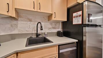 冰箱、微波炉、烤箱、炉灶