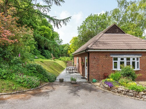 Beautiful high end bungalow within owners’ grounds with fantastic garden views.