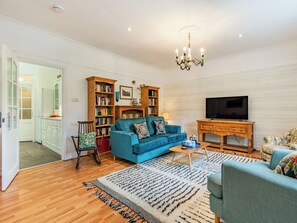 Living area - Beautiful high end bungalow within owners’ grounds with fantastic garden views. (Maidstone)