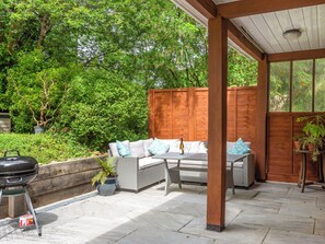 Outdoor dining - Beautiful high end bungalow within owners’ grounds with fantastic garden views. (Maidstone)