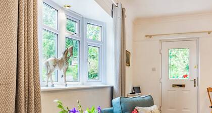 Beautiful high end bungalow within owners’ grounds with fantastic garden views.