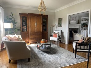 Living area - Rent your Derby house! Updated, amenities, minutes from Valhalla! (Louisville)
