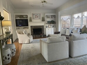 Living area - Rent your Derby house! Updated, amenities, minutes from Valhalla! (Louisville)