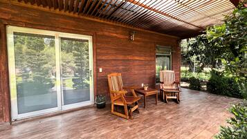 Villa familiar, 2 habitaciones, vista al jardín | Terraza o patio