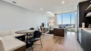 Fernseher, Tischtennisplatte