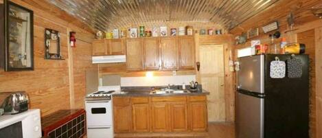 Een koelkast, een magnetron, een oven, een kookplaat