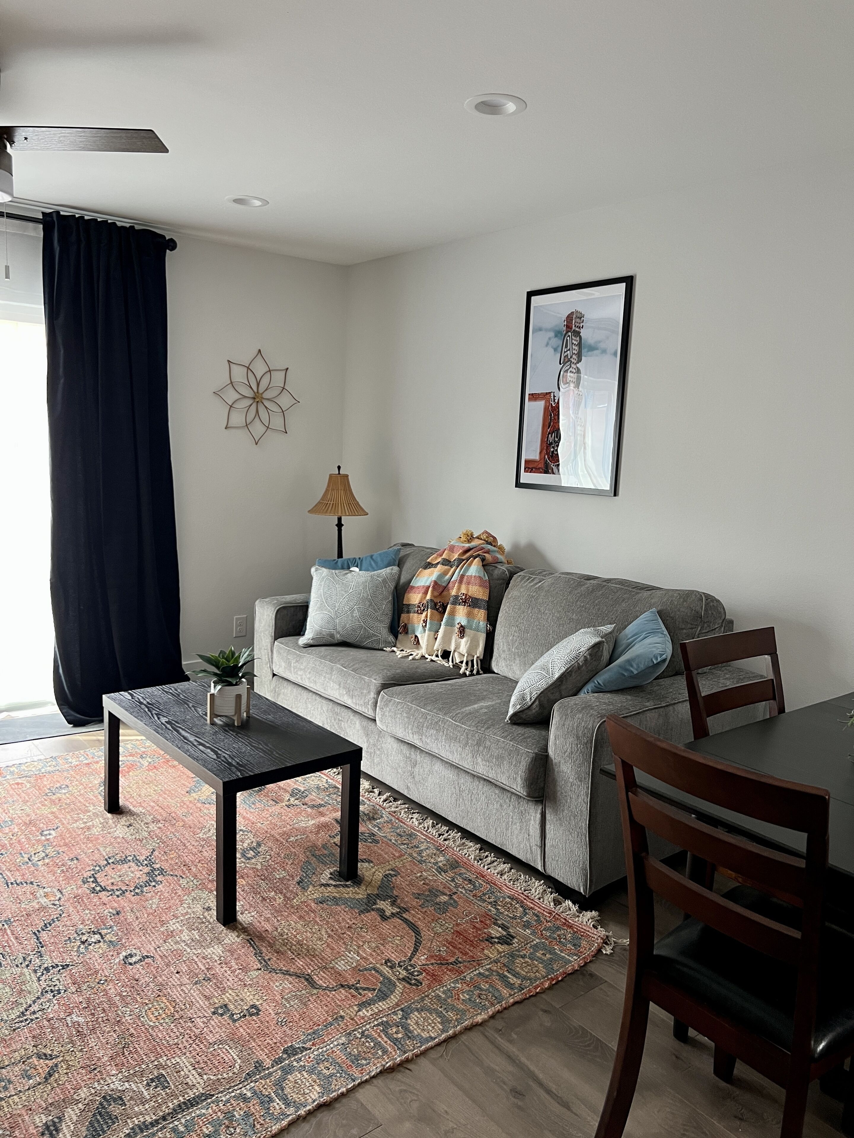 Minutes to trendy spots, free parking, new inside!