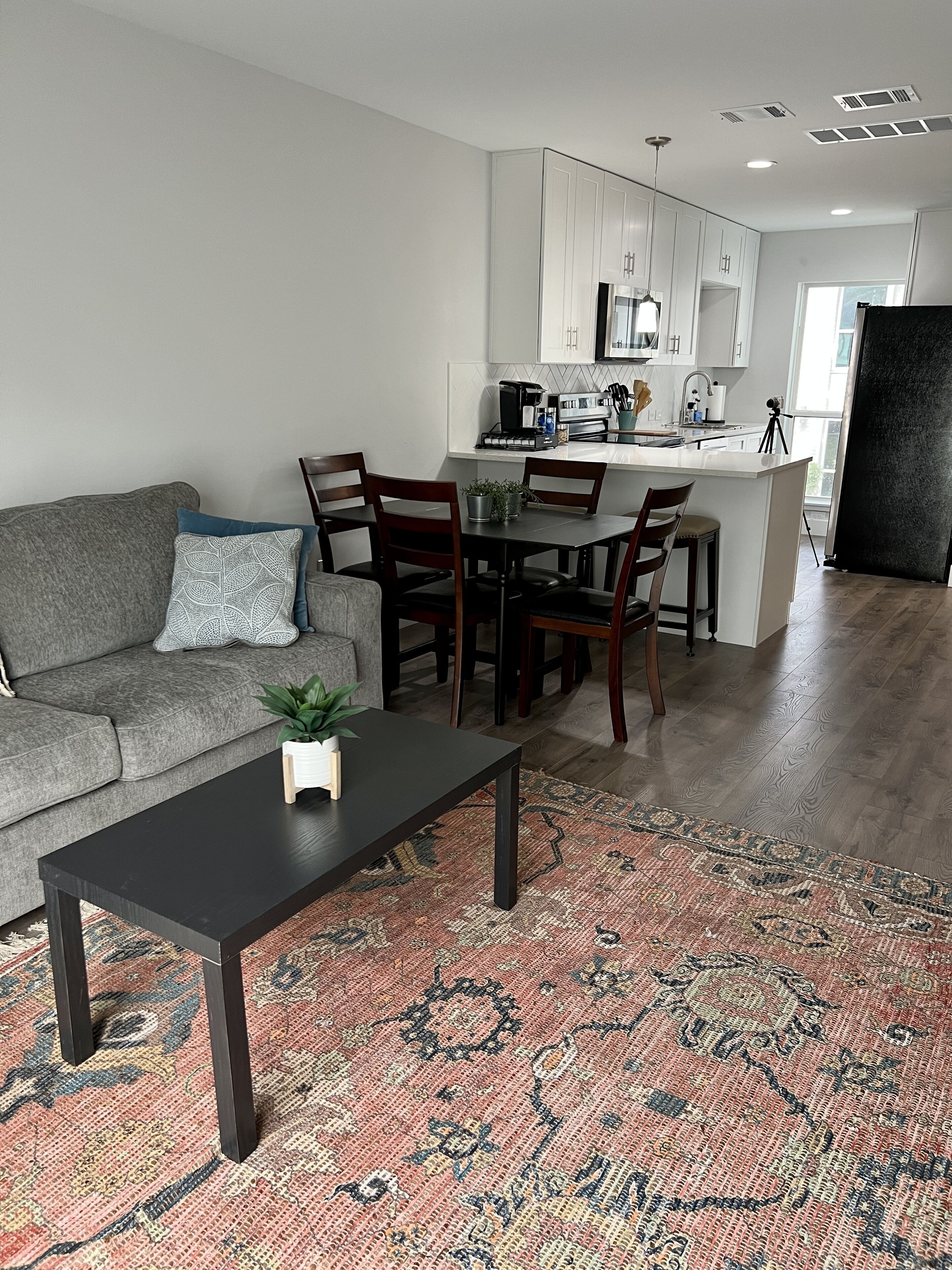 Minutes to trendy spots, free parking, new inside!