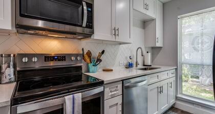 Minutes to trendy spots, free parking, new inside!