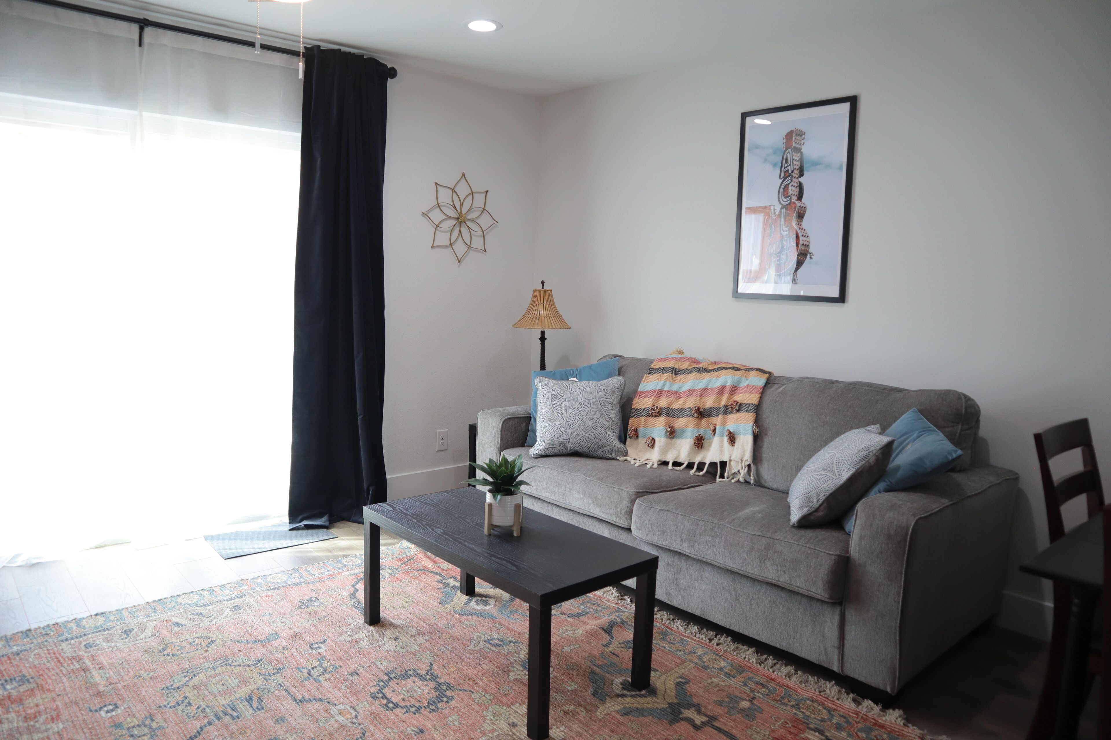 Minutes to trendy spots, free parking, new inside!