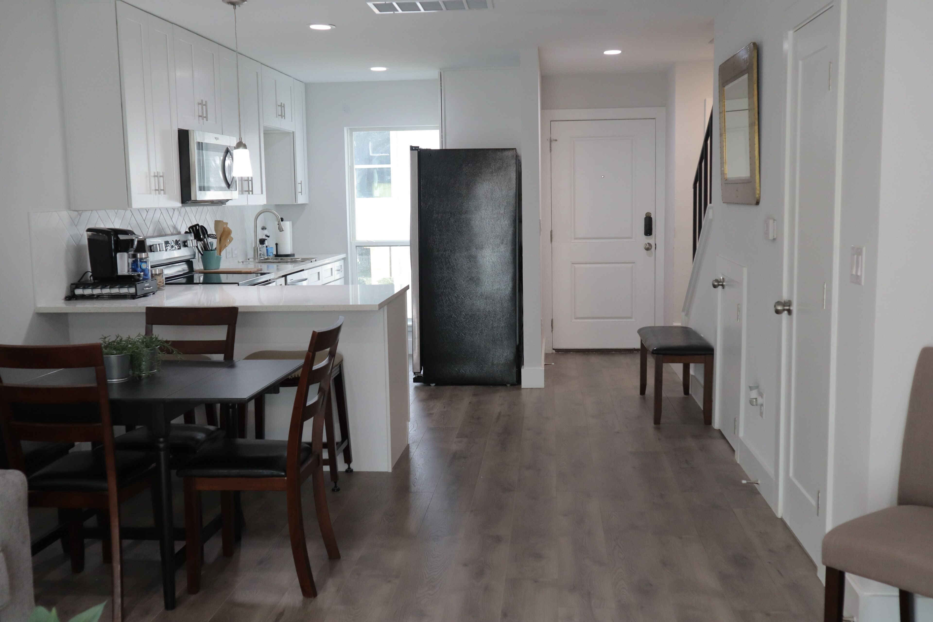 Minutes to trendy spots, free parking, new inside!