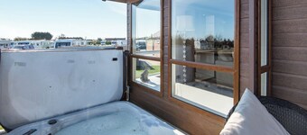 2 bedroom accommodation in Addlethorpe, near Skegness