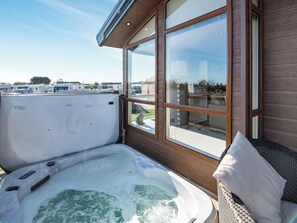 Outdoor spa tub - 2 bedroom accommodation in Addlethorpe, near Skegness (Addlethorpe, near Skegness)