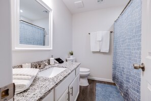 Tina con regadera, secadora de cabello, toallas, jabón 