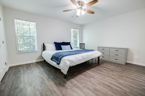 3 bedrooms, iron/ironing board, WiFi, bed sheets