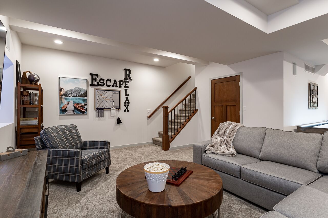 The Charming Homestead Chalet-Tailored Modern Retreat! !SAND VALLEY 5 minutes! 