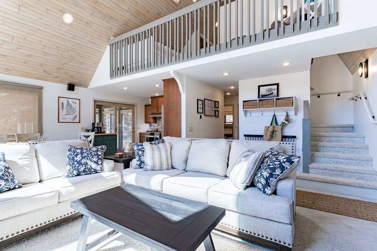 The Charming Homestead Chalet-Tailored Modern Retreat! !SAND VALLEY 5 minutes! 