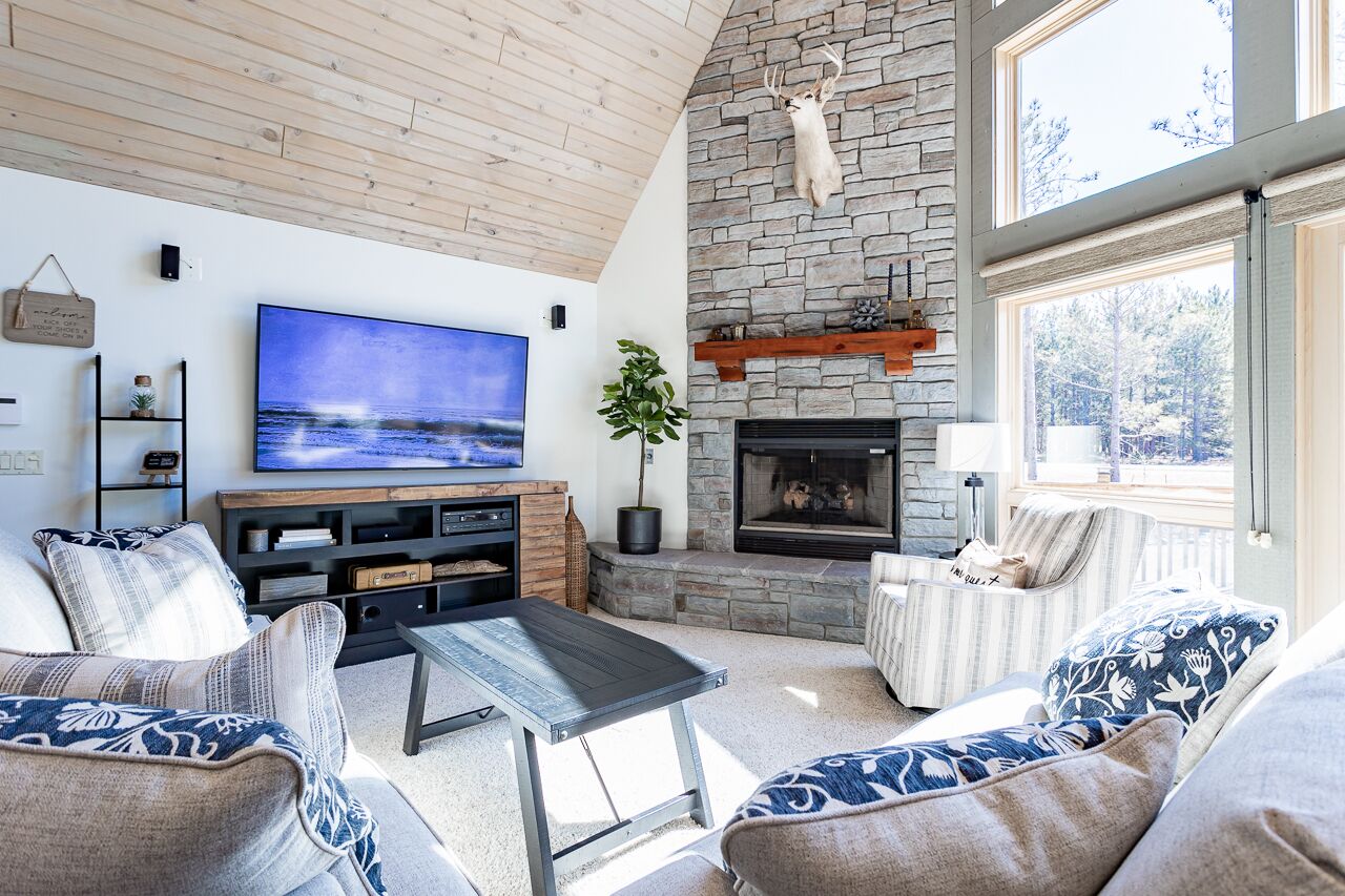 The Charming Homestead Chalet-Tailored Modern Retreat! !SAND VALLEY 5 minutes! 