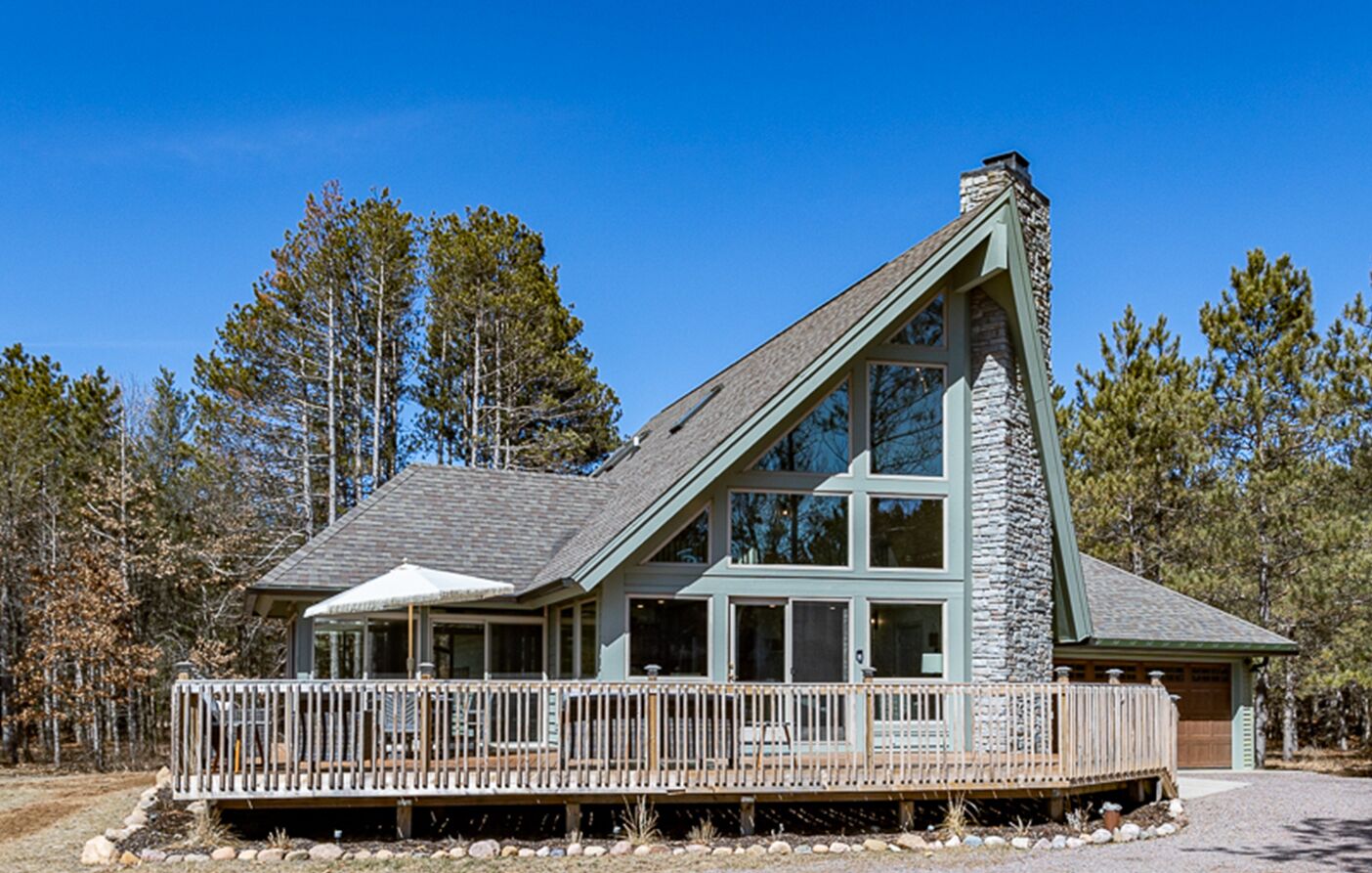 The Charming Homestead Chalet-Tailored Modern Retreat! !SAND VALLEY 5 minutes! 