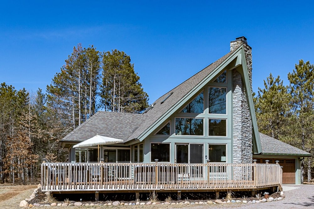 The Charming Homestead Chalet-Tailored Modern Retreat! !SAND VALLEY 5 minutes!