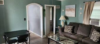 Cozy 2 Bedrooms Home- convenient location.