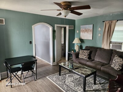 Cozy 2 Bedrooms Home- convenient location.