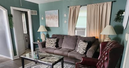 Cozy 2 Bedrooms Home- convenient location.