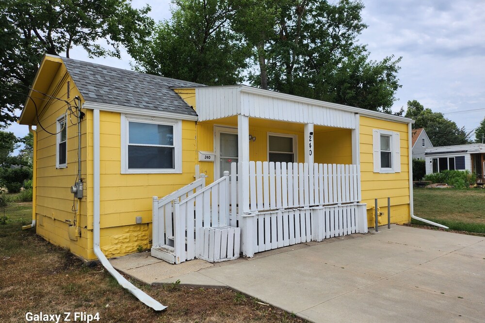 Cozy 2 Bedrooms Home- convenient location.