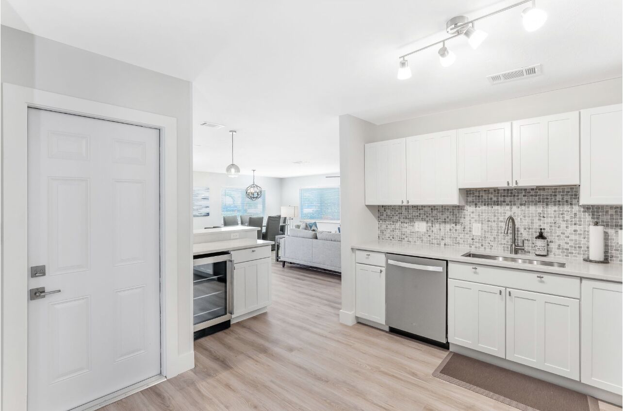 Luxurious Heated Pool/Jacuzzi near Beach and Mercato! Newly Renovated!