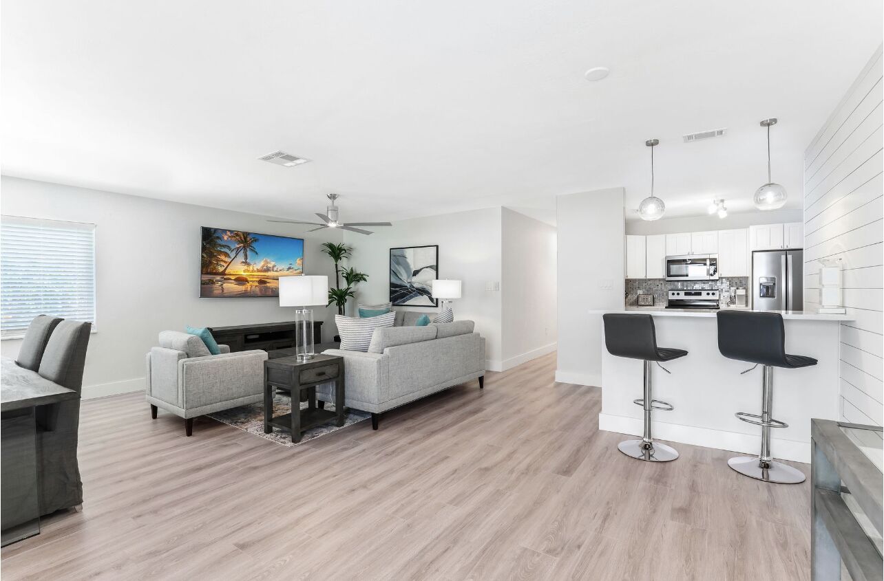 Luxurious Heated Pool/Jacuzzi near Beach and Mercato! Newly Renovated!