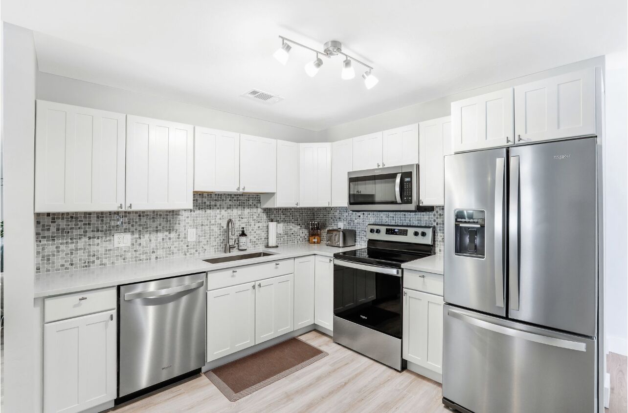 Luxurious Heated Pool/Jacuzzi near Beach and Mercato! Newly Renovated!