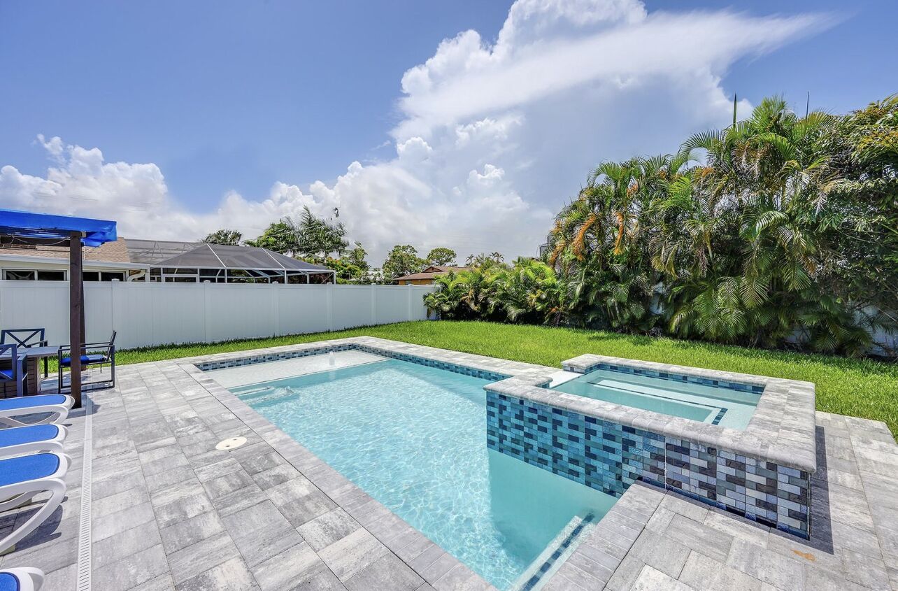 Luxurious Heated Pool/Jacuzzi near Beach and Mercato! Newly Renovated!