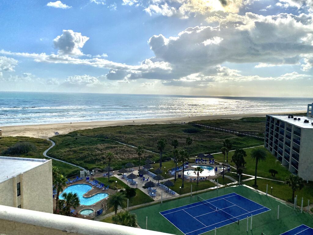 SPRING BREAKERS WELCOME! Beachfront sleeps 8, condo on the 10th floor