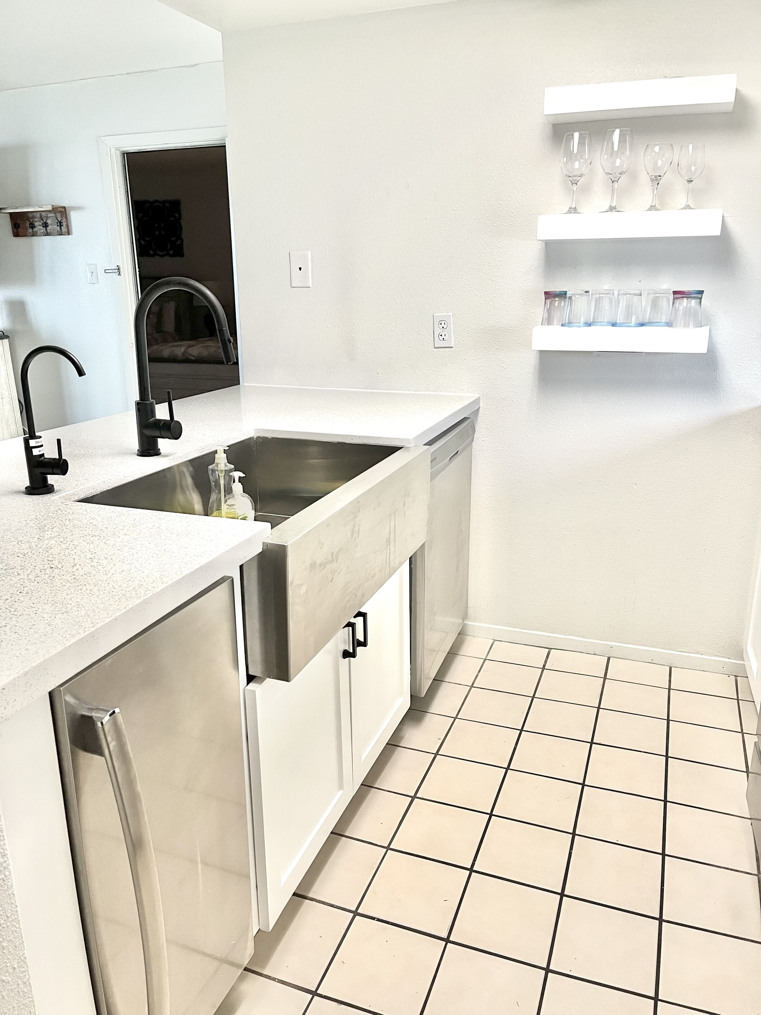 SPRING BREAKERS WELCOME! Beachfront sleeps 8, condo on the 10th floor