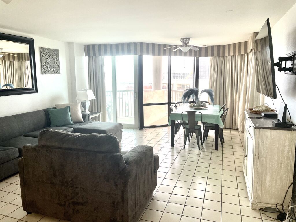 SPRING BREAKERS WELCOME! Beachfront sleeps 8, condo on the 10th floor