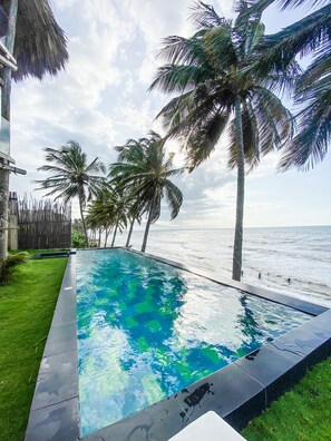 Outdoor pool, open 8:00 AM to 10:00 PM, sun loungers - RCH Luxury Hotel & Pool (Dibulla)