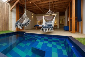 King Suite with Private Pool | Seprai premium, selimut bulu angsa, dan tempat tidur Select Comfort